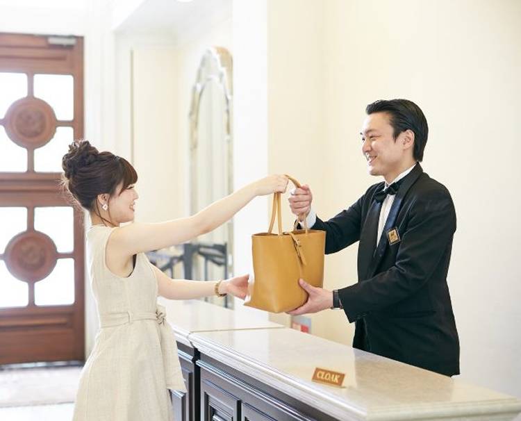 セントアクアチャペル京都。スタッフ。新郎新婦に代わり、サービススタッフが丁寧な接客でゲストに応対