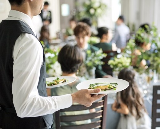 北山迎賓館。スタッフ。進行に合わせてベストなタイミングで料理をサーブしてくれます