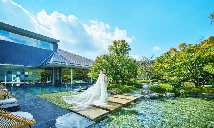 KYOTO KITAYAMA MONOLITH(京都 北山モノリス)。演出・小物。花嫁の雰囲気にぴったりの一着を、専属のコーディネーターがすすめてくれます