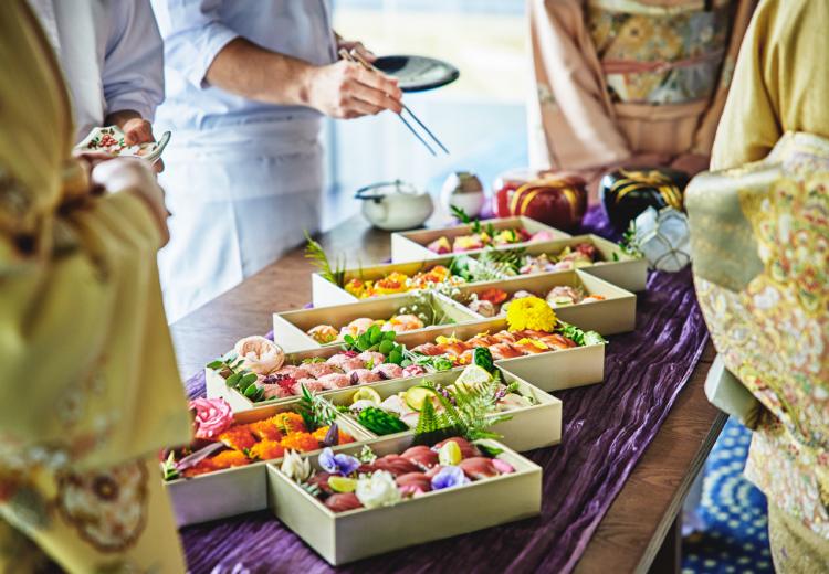 KYOTO KITAYAMA MONOLITH(京都 北山モノリス)。料理。彩り豊かな寿司ビュッフェは、年代を問わず人気の演出