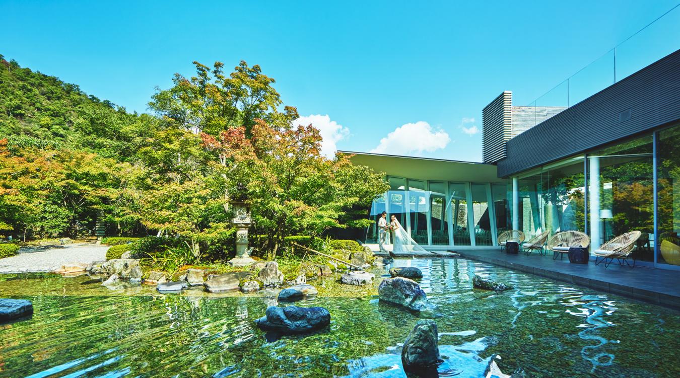KYOTO KITAYAMA MONOLITH(京都 北山モノリス)。情緒溢れる日本庭園は季節ごとに異なる表情をみせ、世代性別を問わず人の心に感動の記憶を刻む、特別感のあるおもてなしが実現
