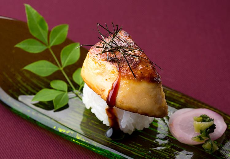 フォーチュン ガーデン 京都（FORTUNE GARDEN KYOTO）。料理。温前菜の『フォアグラのソテー お寿司仕立て』は人気メニュー