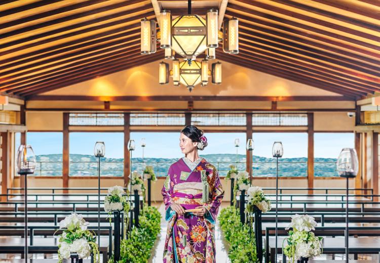 FUNATSURU KYOTO KAMOGAWA RESORT（鮒鶴京都鴨川リゾート）。挙式会場。和と洋が調和した空間なので、洋装も和装も美しく映えます