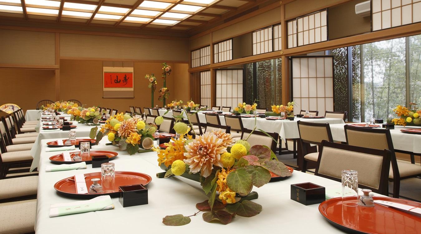 美濃吉本店 竹茂楼。檜舞台がついた『七重』は、68畳の広々とした大広間。招待するゲストの人数などに合わせ、趣ある5つの会場から選べます