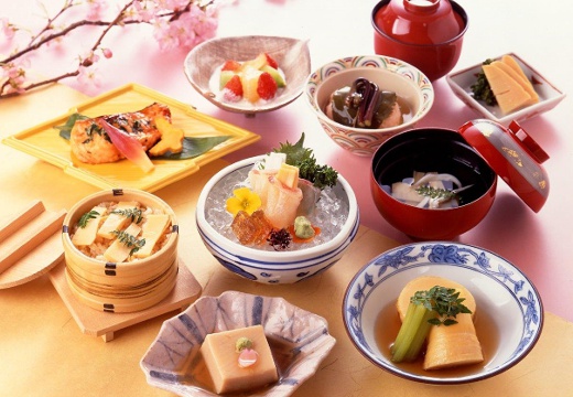 美濃吉本店 竹茂楼。旬の食材を盛り込んだ美しい京料理が披露宴を彩ります