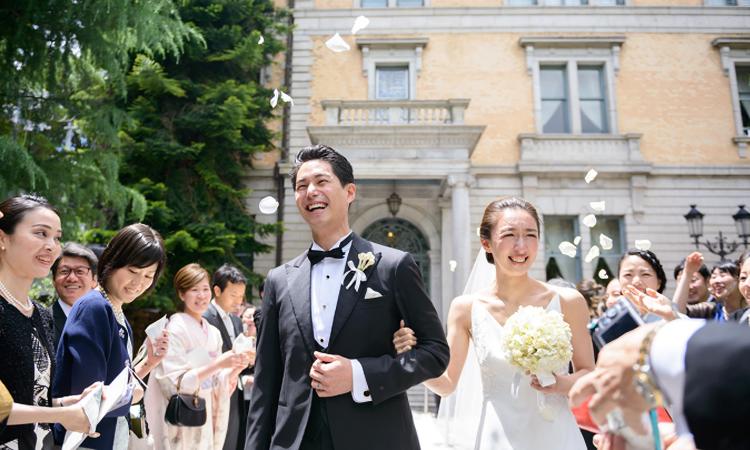 長楽館。演出・小物。青空と緑に囲まれるエントランスで、大切なゲストと笑顔溢れるフラワーシャワー
