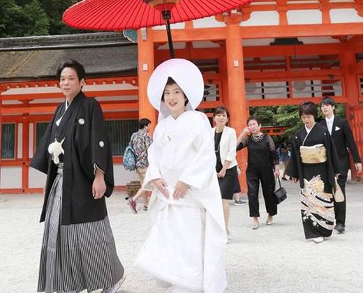 賀茂御祖神社（下鴨神社）。アクセス・ロケーション。白砂に美しく映える、鮮やかな朱塗りの重要文化財『桜門』