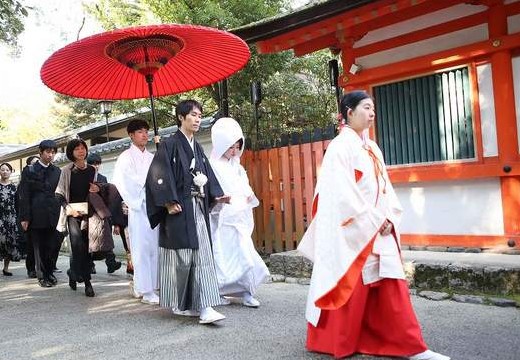 賀茂御祖神社(下鴨神社)。赤い番傘を差して進む花嫁行列から、挙式は始まります