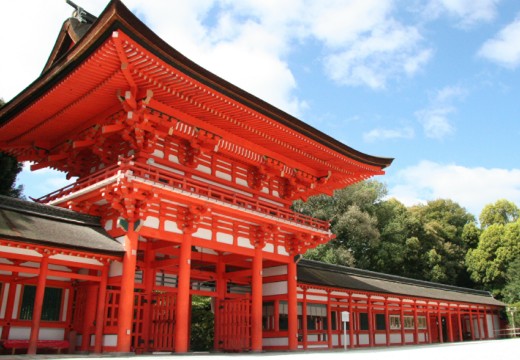 賀茂御祖神社（下鴨神社）。挙式会場。両家親族と共に幸せをかみしめながら境内を歩む、参進の儀