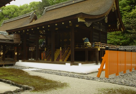 賀茂御祖神社（下鴨神社）。挙式会場。婚礼の義が行われる『葵生殿』の奥には国宝の『本殿』があります