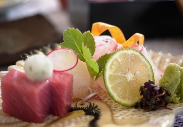 松尾大社。料理。新鮮な魚介類を使ったお造りは幅広い世代に喜ばれます