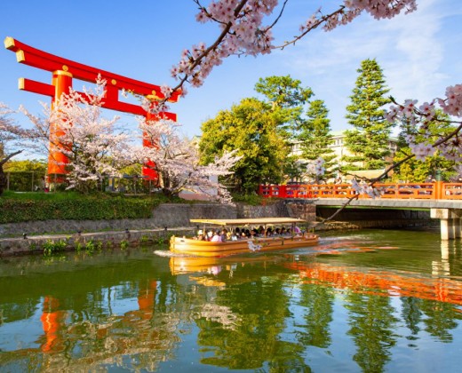 平安神宮（平安神宮会館）。アクセス・ロケーション。朱塗りの大鳥居も、ふたりにとって特別な景色となるでしょう