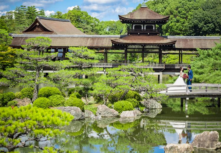 平安神宮（平安神宮会館）。披露宴会場。春は桜、秋は紅葉などを楽しめる日本庭園『神苑』