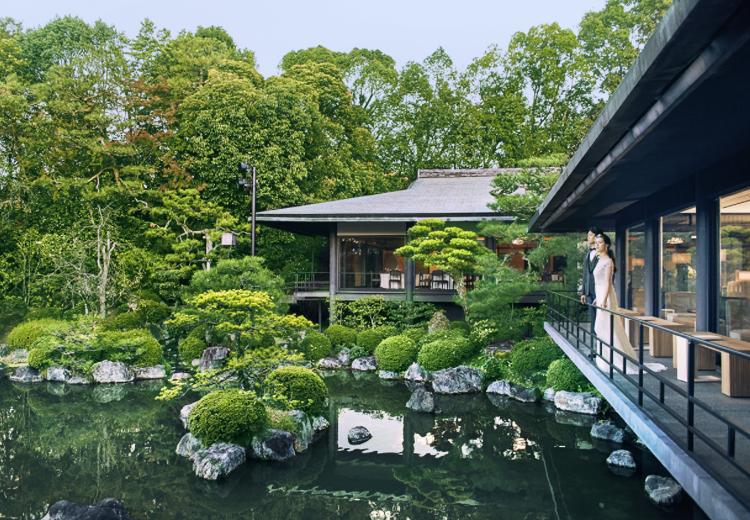 平安神宮（平安神宮会館）。美しい庭園の風景を望みながら和やかなひと時を過ごせます