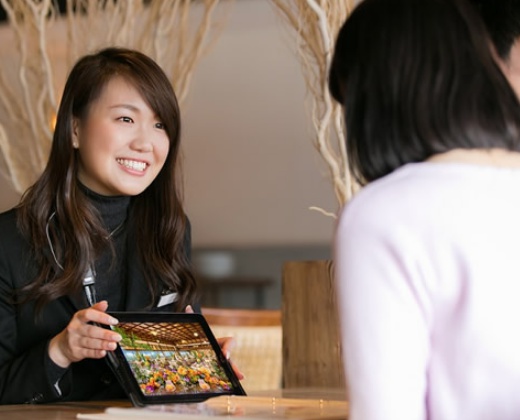 平安神宮（平安神宮会館）。スタッフ。タブレットを使って、式場の魅力をわかりやすく説明してくれます