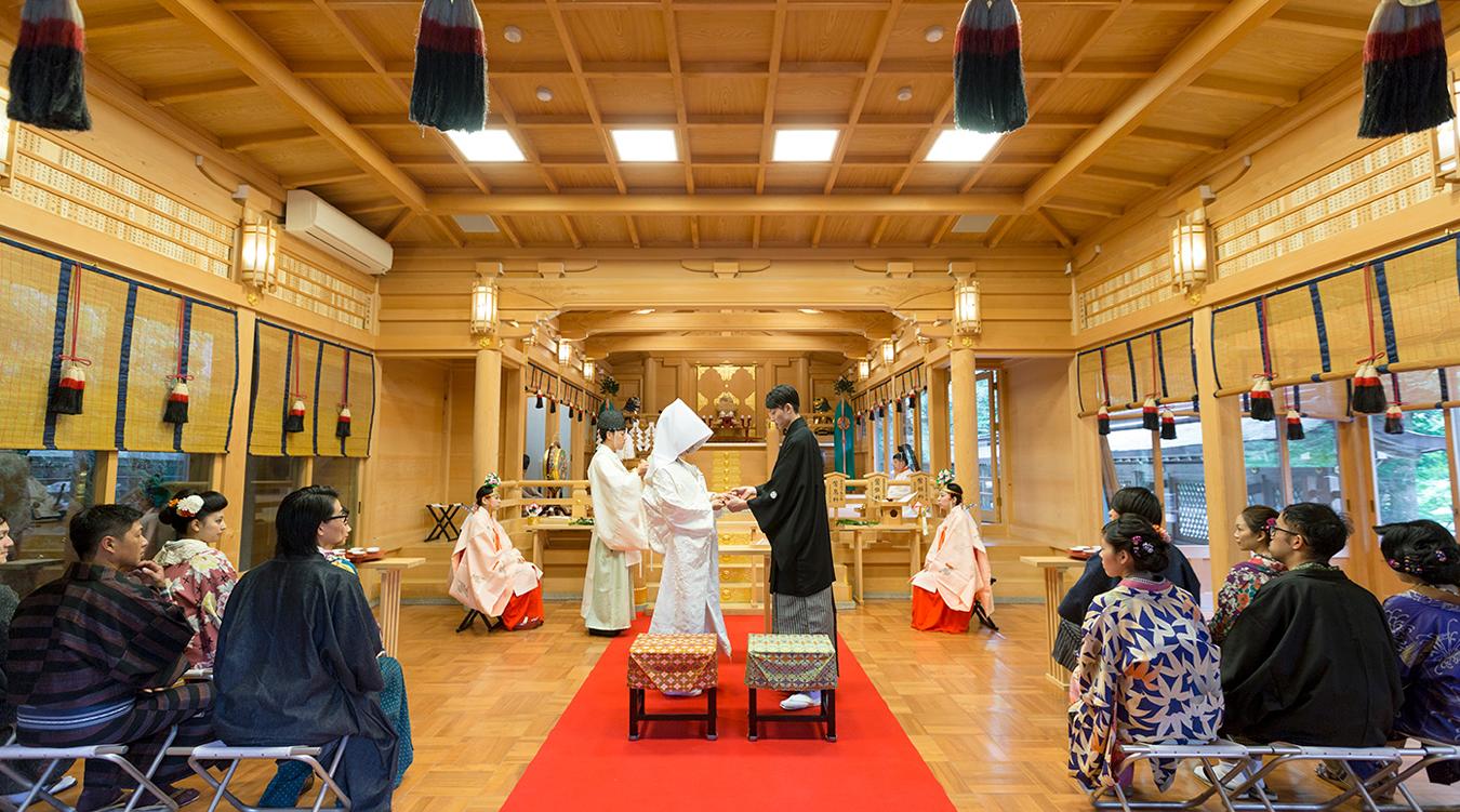 貴布禰総本宮　貴船神社。白無垢の花嫁衣裳がよく似合う神社婚。えんむすびの神様の前で行う誓いの儀式は、いっそう厳かな気持ちにさせてくれます