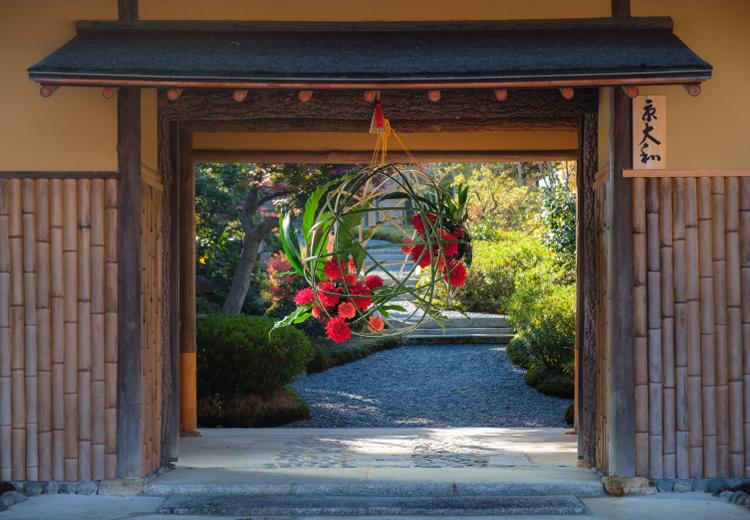 山荘 京大和。アクセス・ロケーション。荘厳な山門の先には四季折々の景色が美しい庭園が広がります