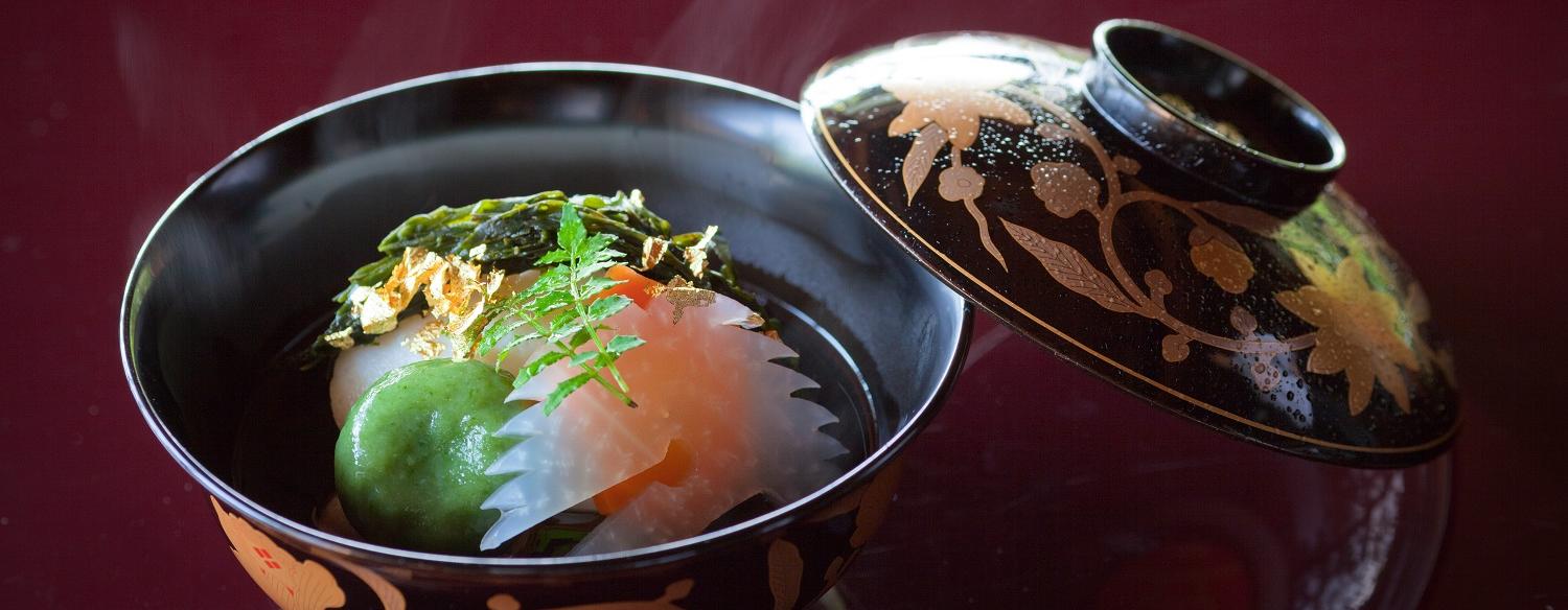 山荘 京大和。料理。代々受け継がれてきた伝統の技が光る上品で目にも美しい京懐石。旬の食材が使われ、その季節ならではの美味しさを堪能できます