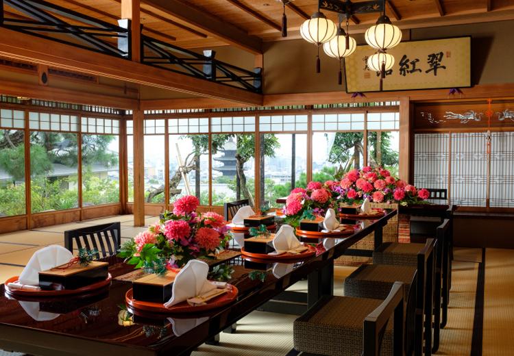 山荘 京大和。披露宴会場。八坂の塔を目の前に望む、書院造りの『翠紅館』広間