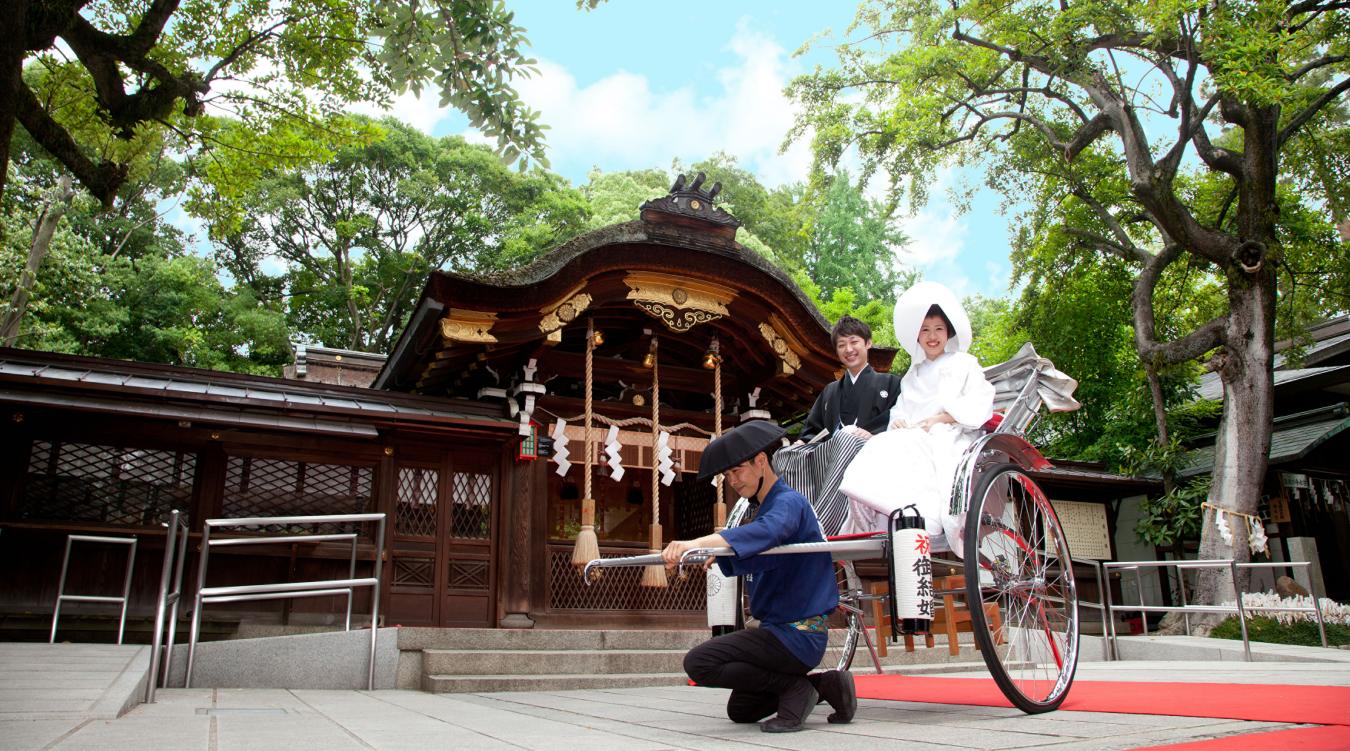 護王神社。人力車「寿号」に乗って境内や京都御所を周遊できるのも、こちらの大きな特徴。普段と違う目線から御所周辺の景色を楽しめます