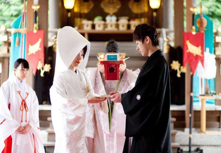 護王神社。神聖な雰囲気に包まれた本殿で執り行われる指輪交換