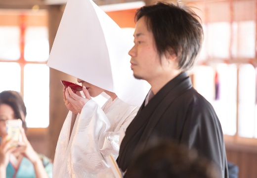 上賀茂 玉屋 かも川店。挙式会場。神酒をくみ交わして夫婦の永遠の契りを結ぶ「三三九度の盃の儀」