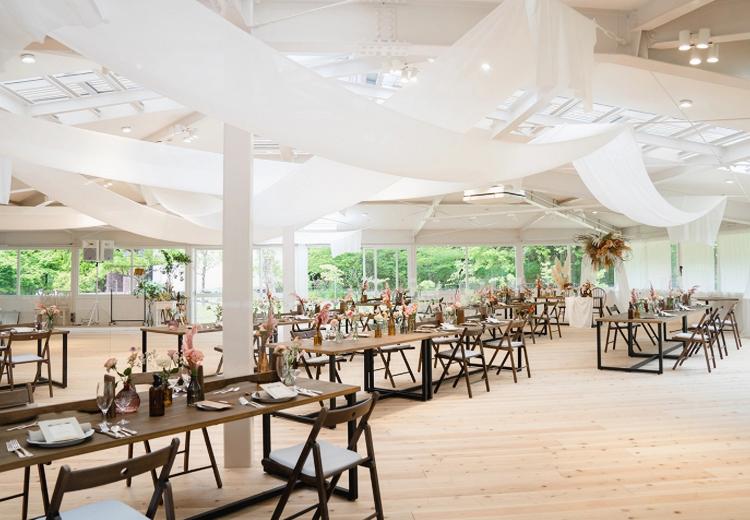 Italian Restaurant & Wedding OZ（イタリアンレストラン＆ウェディング オズ）。室内ながら自然を側に感じられる『ガーデンバンケット』