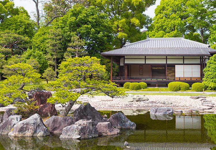 世界遺産・元離宮二条城。挙式会場。池泉と緑を望む場所に佇む、しっとりとした雰囲気の『香雲亭』