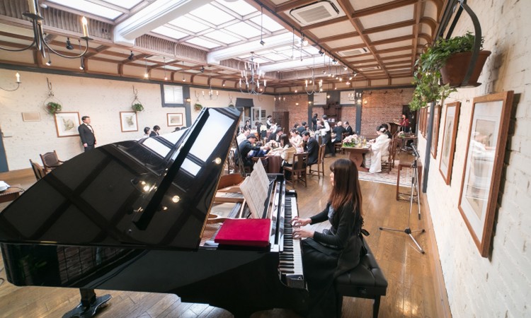 PAVILION COURT(パビリオンコート)。演出・小物。ピアノの生演奏がふたりのパーティーをより一層華やかにしてくれるでしょう