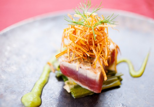 PAVILION COURT(パビリオンコート)。料理。斬新かつ美しい盛り付けで、ゲストの笑顔を引きだします