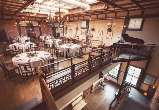 PAVILION COURT(パビリオンコート)。披露宴会場。意匠を凝らした吹き抜け空間は、記念撮影にもぴったり
