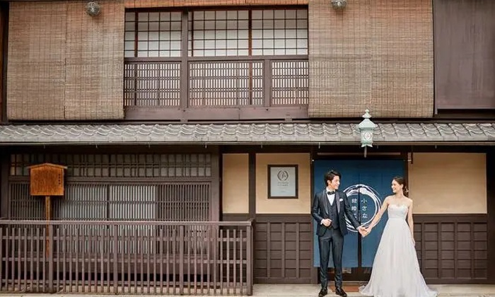 小さな結婚式 京都店。アクセス・ロケーション。伝統的な町家が立ち並び、式場の周りは京都らしい雰囲気に包まれています