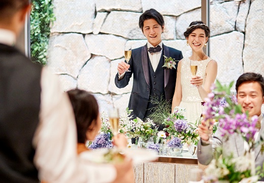 小さな結婚式 京都店。披露宴会場。アットホームな雰囲気に包まれ、自然と笑顔がこぼれます