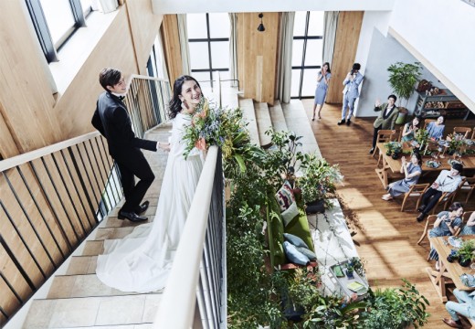 InStyle wedding KYOTO （インスタイルウェディング京都）。披露宴会場。映画のワンシーンのような階段を使った入場も叶います