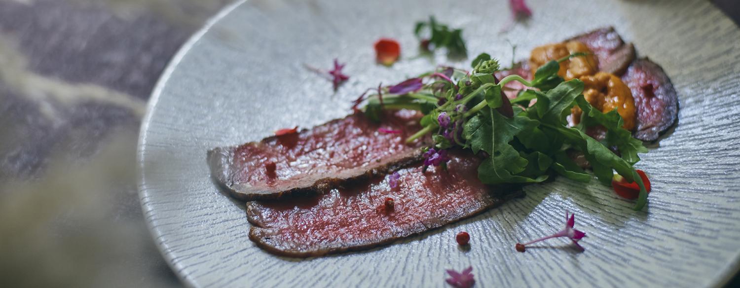ヴォヤージュ ドゥ ルミエール 京都七条迎賓館。料理。有機農法で栽培された京野菜など、素材の質にこだわる婚礼料理。パーティーの進行に合わせてタイミングよくサーブされます