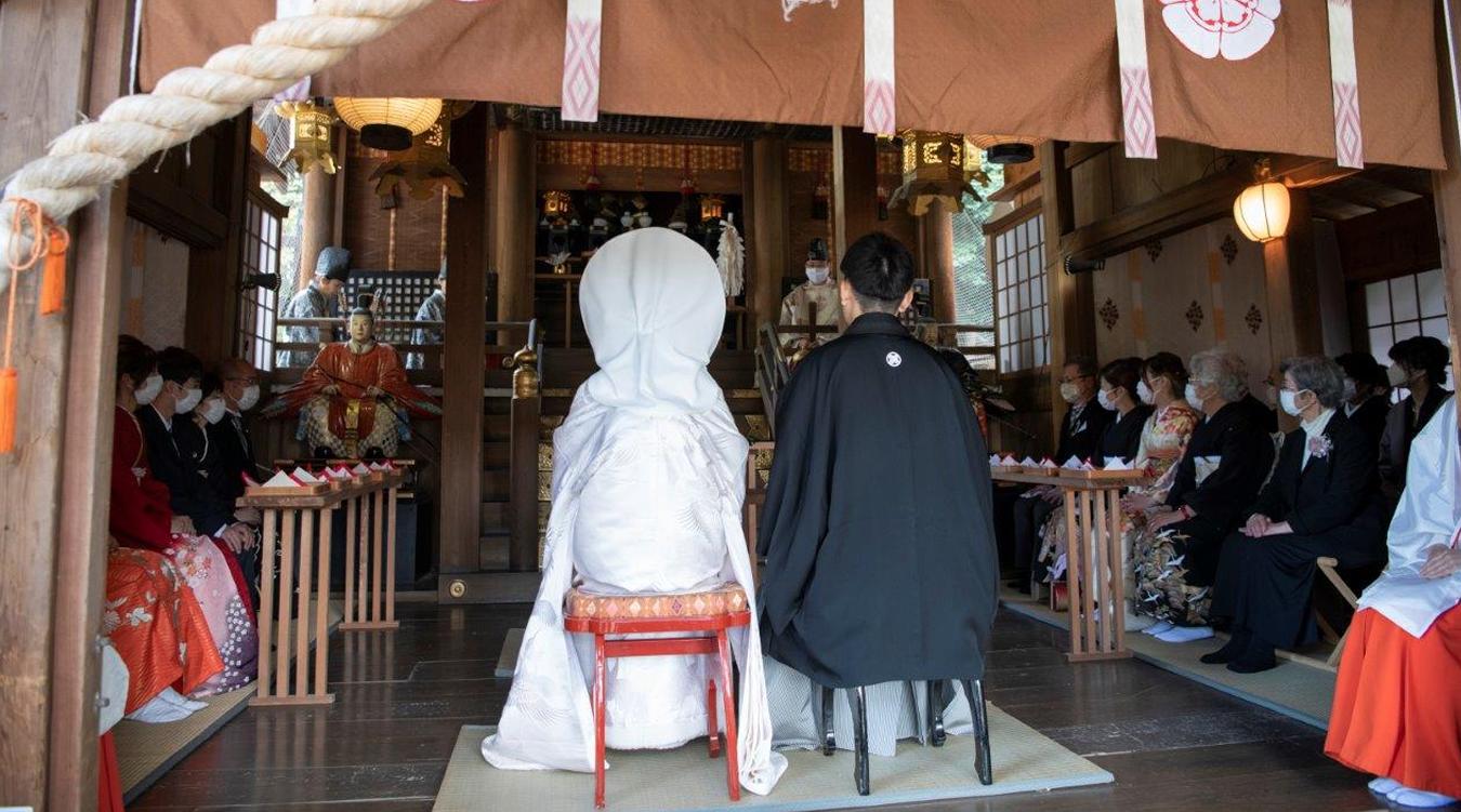 粟田神社。厳かな空気が漂う本殿での神前式が実現。親族に見守られながら、伝統的な儀式を執り行い、神様にふたりの結婚を奉告します
