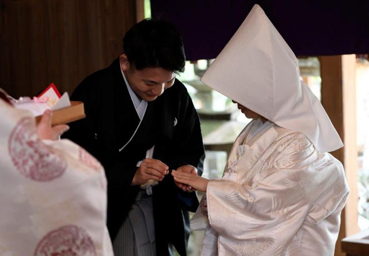 粟田神社。指輪交換などの儀式を通じて、ふたりは正真正銘の夫婦に
