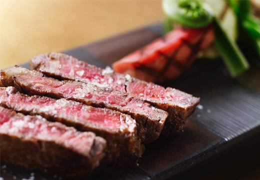 ORIENTAL KYOTO SUZAKU-TEI 朱雀邸（オリエンタル京都朱雀邸）。料理。肉料理に使用する肉は、寝かせて旨みを引き出しています