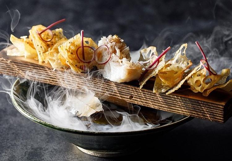 京都祝言 SHU：GEN。料理。幅広い世代のゲストが食べやすいよう、箸も用意されています