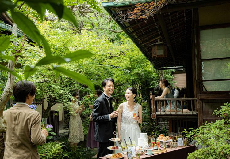 京都祝言 SHU：GEN。披露宴会場。緑に囲まれた風情ある庭で楽しむデザートビュッフェ
