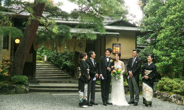 レストランひらまつ 高台寺。アクセス・ロケーション。東山のロケーションに相応しい趣深い門の先に、レストランと料亭がスタンバイ