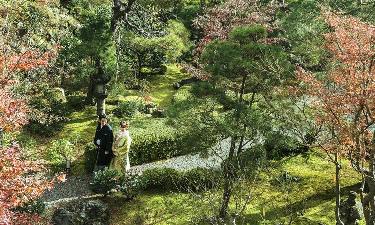 レストランひらまつ 高台寺。演出・小物。和の情緒あふれる敷地内での前撮りも可能。素敵な写真を残せるでしょう