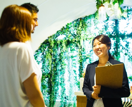 IKARIYA WEDDING(イカリヤ ウエディング)。スタッフ。爽やかな笑顔で式場の魅力を紹介してくれるプランナー