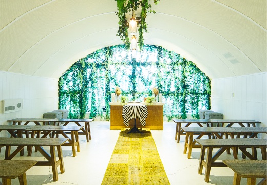 IKARIYA WEDDING(イカリヤ ウエディング)。挙式会場。ドーム型の天井が印象的なチャペル。40名まで収容できます