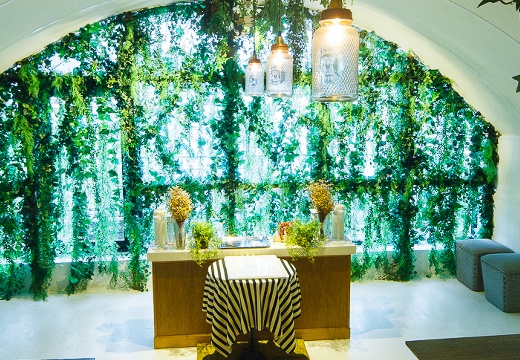 IKARIYA WEDDING(イカリヤ ウエディング)。挙式会場。温かな日の光が注がれる空間で誓いを立てる特別な時間