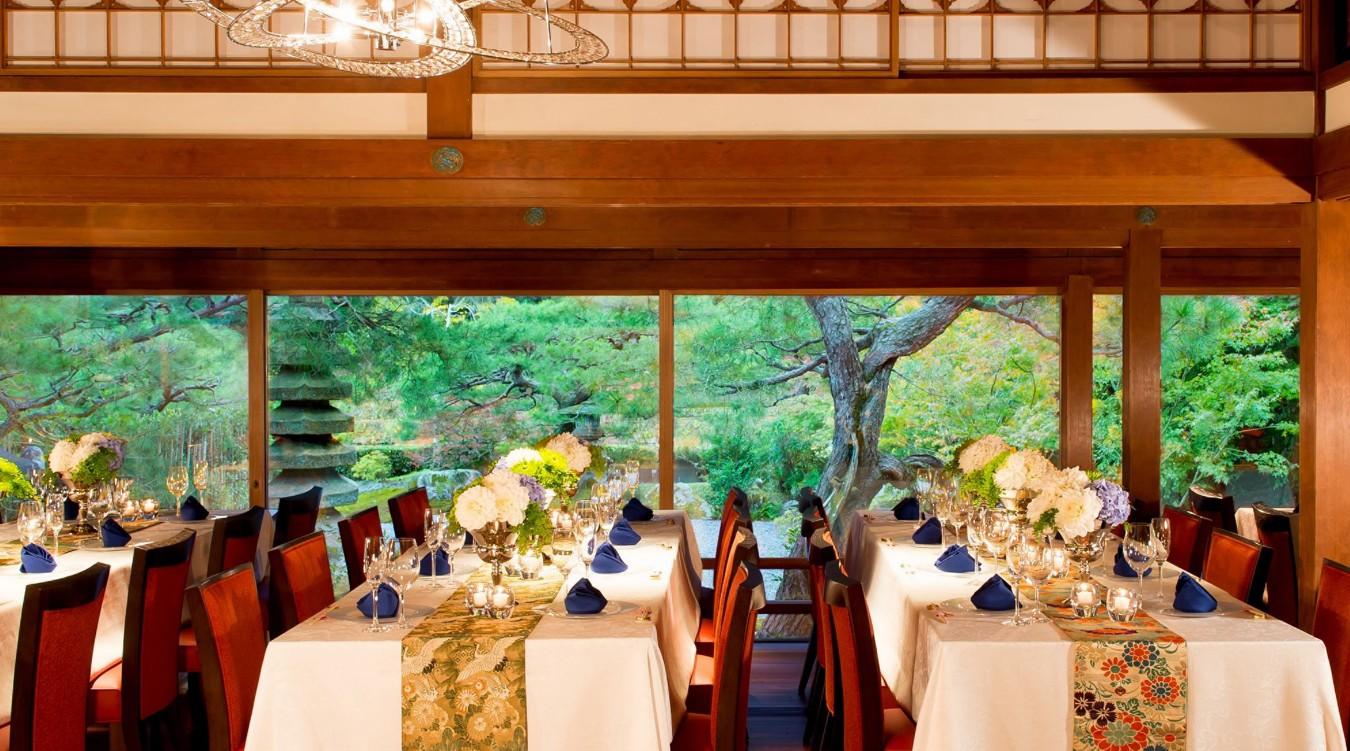 翠嵐 ラグジュアリーコレクションホテル 京都。「嵐山御殿」と称された絢爛豪華な旧「延命閣」を活かしたレストラン『京 翠嵐』。伝統とモダンが見事に融合した空間です