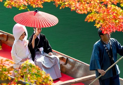 翠嵐 ラグジュアリーコレクションホテル 京都。季節の美しい景色に包まれた嵐山ならではの演出「保津川舟渡り」