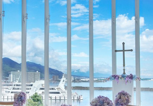 琵琶湖ホテル。挙式会場。青い空と湖に包まれた、リゾート地のような開放感が味わえます