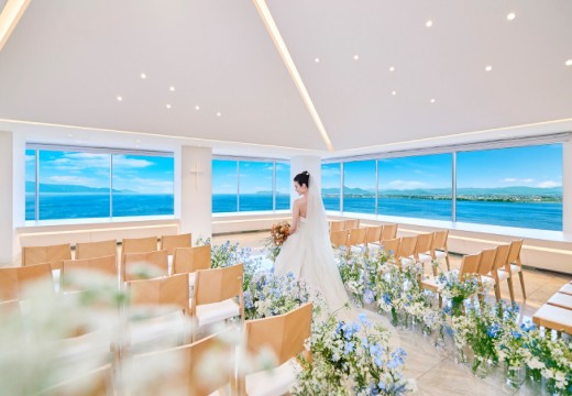 琵琶湖マリオットホテル。挙式会場。ホテル最上階の『ザ・スカイ』は、琵琶湖を望む純白のチャペル