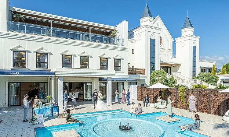 NIHO(ニホ)。アクセス・ロケーション。地上の楽園・モルディブをイメージした、青空に映えるゲストハウス